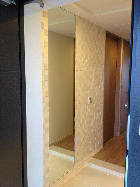 オーダミラーの取付専門店がおススメの玄関姿見サイズと取付位置 - 即日対応！福岡県のガラス修理は「ガラパゴス!」お持込で最安3,300円～