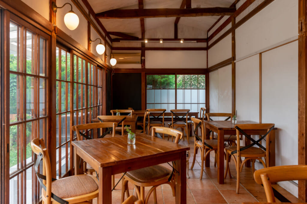 民泊コーディネート🍵 古民家風な物件のコーディネート。 今回は家具と小物スタイリングのみの民泊コーディネートです。 障子や襖を生かした大正ロマン風なコーディネートにしました。差し色に赤やオレンジ、家具の色味はダークトーンでまとめて落ち着いた雰囲気に