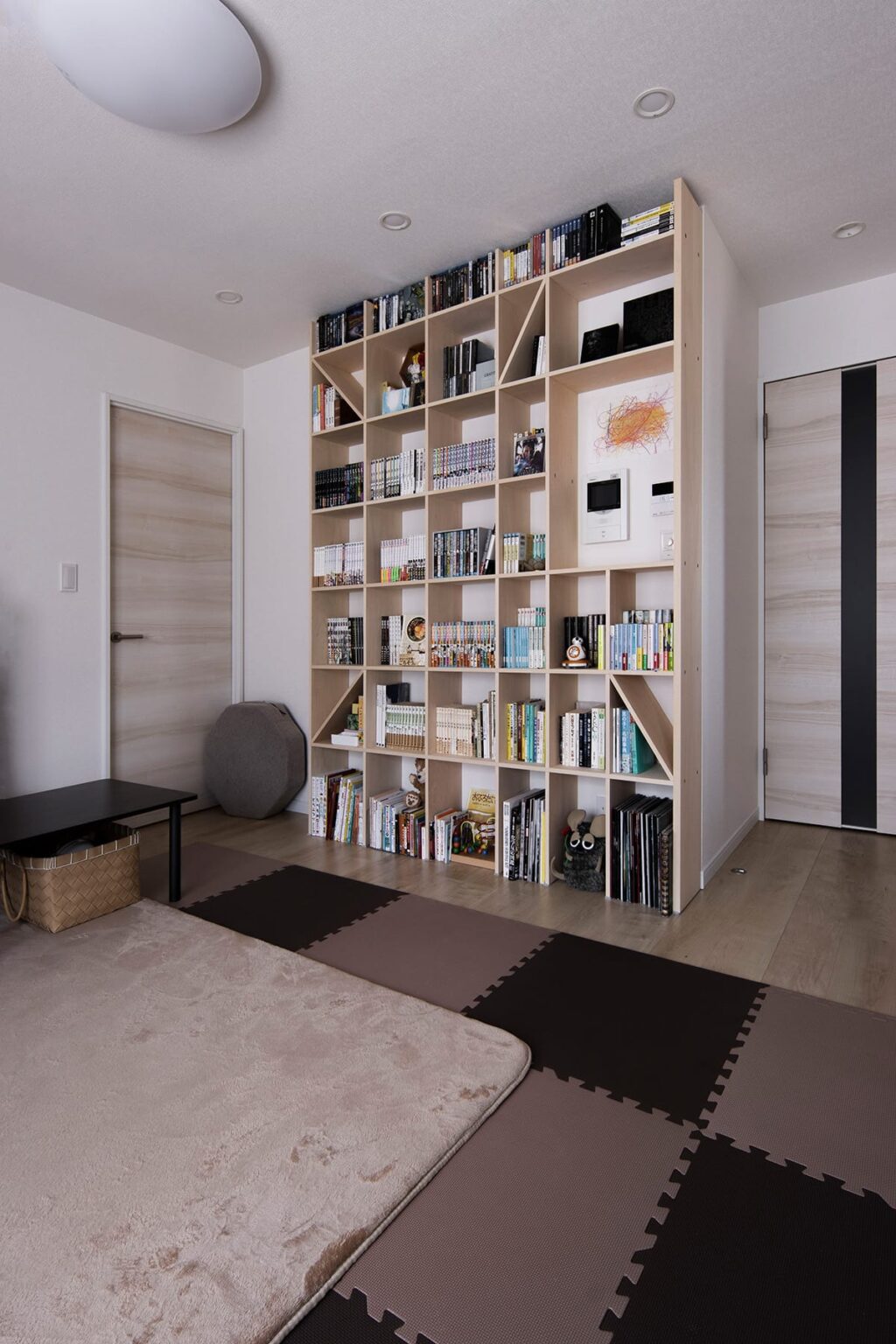 リビング 6〜11畳 が狭い！広く見えるインテリア選び方＆配置換えのコツ。窓辺にもご注目！基礎知識・読み物 Re:HOME