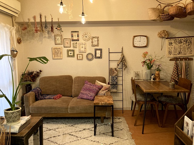 ビンテージ服に囲まれた古着屋風な一人暮らし部屋。インテリアコーデのコツとはCHINTAI情報局