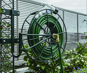 ガーデニングホースリールおしゃれデザインかっこいいかわいい使いやすい巻き取りやすい庭のある暮らし庭いじり外構エクステリア住宅店舗デザインプラン提案