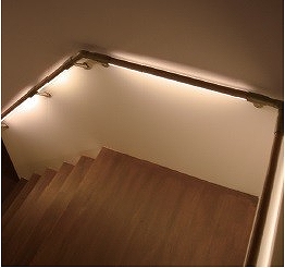 階段照明を手摺に埋め込む建築設計研究所