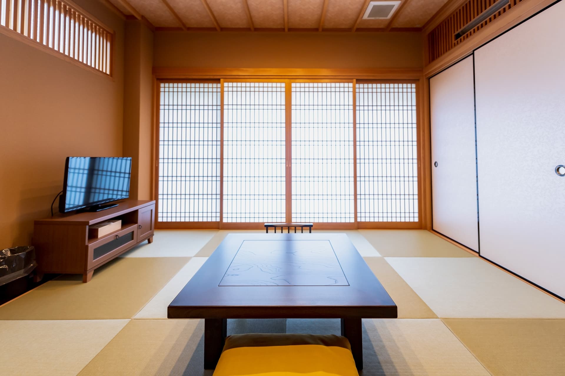 ロビーの感じは、北欧っぽい、白系の内装で明るく、温泉旅館ぽくないのですがそこが逆にいい。 - Photo de Beniya Mukayu, Kaga- Tripadvisor