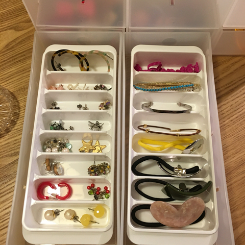 ヘアゴムの収納アイデア集！引き出し収納に見せる収納、100均や無印を使った方法も2ページ
