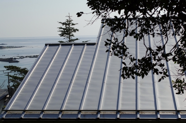 縦葺きガルバリウム鋼板屋根のメリット・デメリット横葺き屋根との違いとは