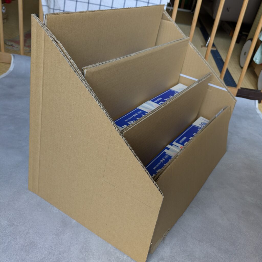 牛乳パックと段ボールで手作り本棚: 蝶と虹のある日常