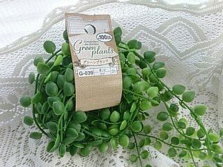 セリアにはフェイクフラワーやフェイクグリーンも種類が豊富😍 お花や観葉植物を飾りたいけど お手入れが大変・ ´・ω・そんな方におすすめ😁花瓶から全部セリアでそろいます👏 枯れない植物で、お家を癒し空間にしてみるのはどうでしょう😊？ ぜひご覧ください