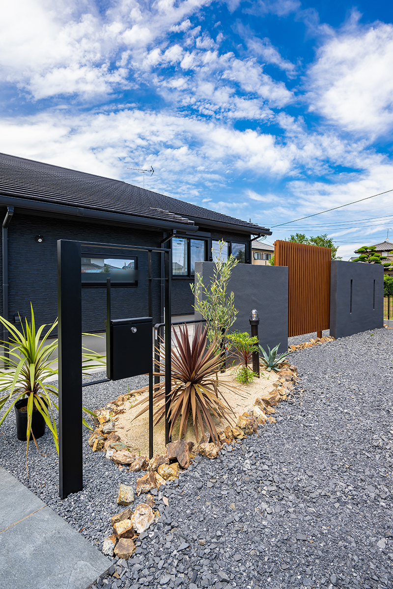 濃い黒の外壁がモダンでかっこよく、おしゃれな外観 -事例写真「シンプルに暮らしを楽しむ。コンパクトなキッチンからつながるプライベートバルコニーのある狭小住宅」注文住宅のハウスネットギャラリ