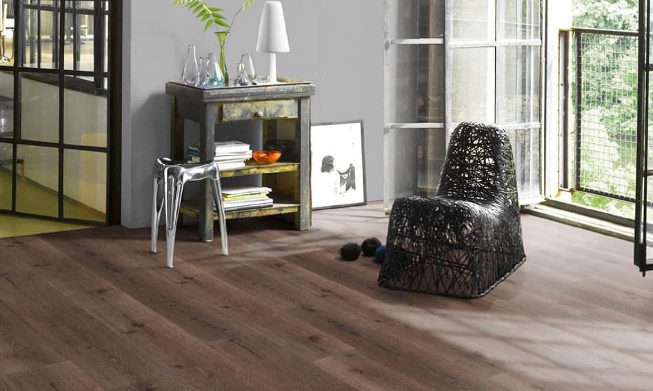 ダークブラウンの床に合うインテリアとは？家具の色やスタイルの種類を解説cozy life コージーライフ