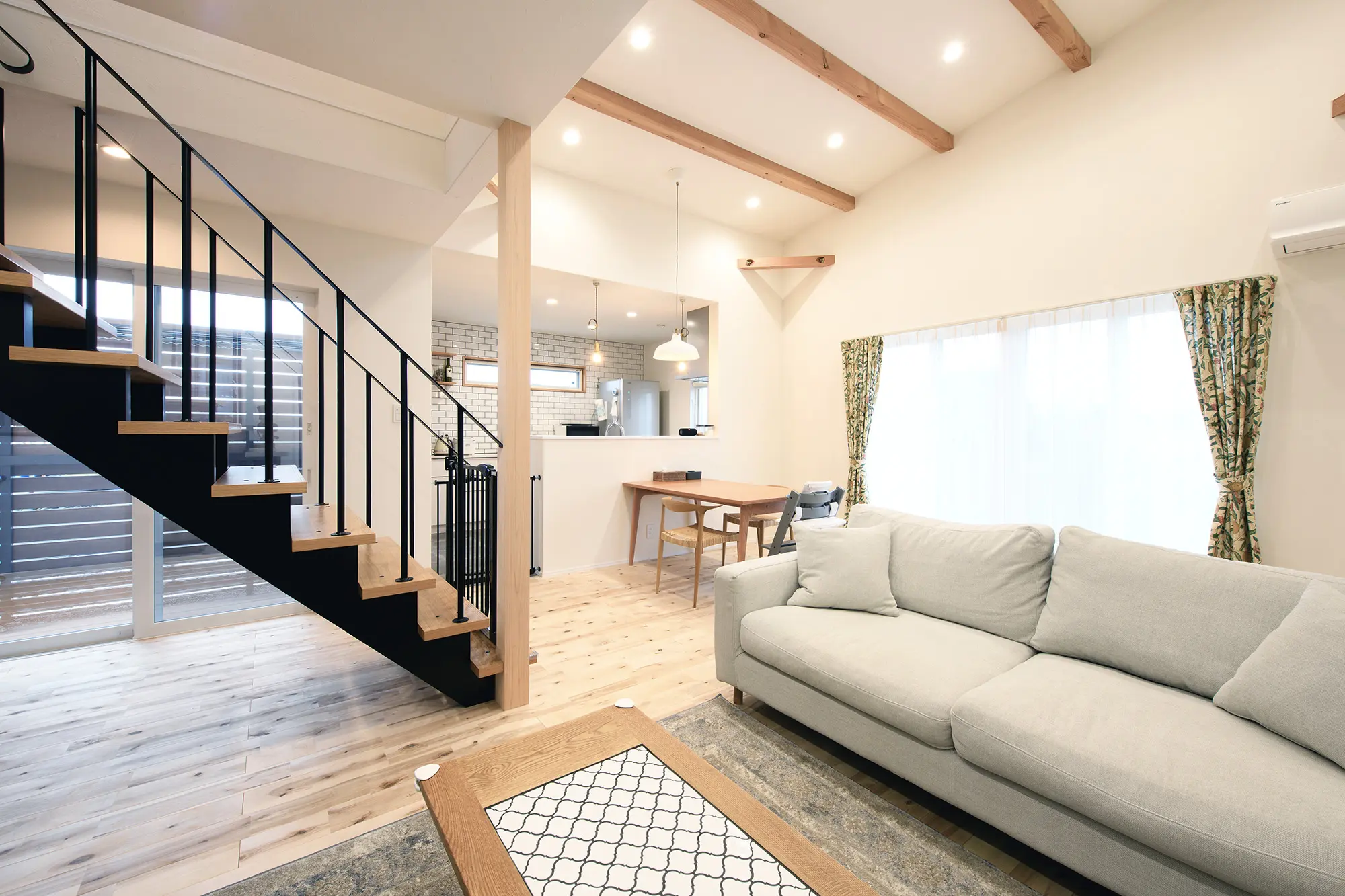 施工実例：平屋のように暮らす吹抜けの家北海道・福岡の注文住宅は アーキテックプランニング