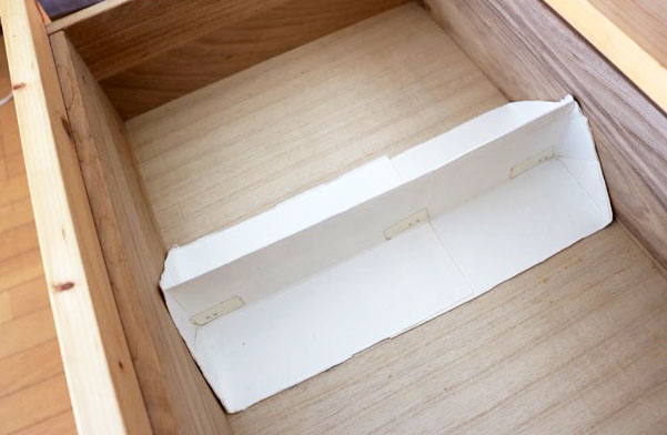 材料費130円で作れる！「プラダン」で収納ボックスの仕切りをカスタマイズ - 片づけ収納ドットコム