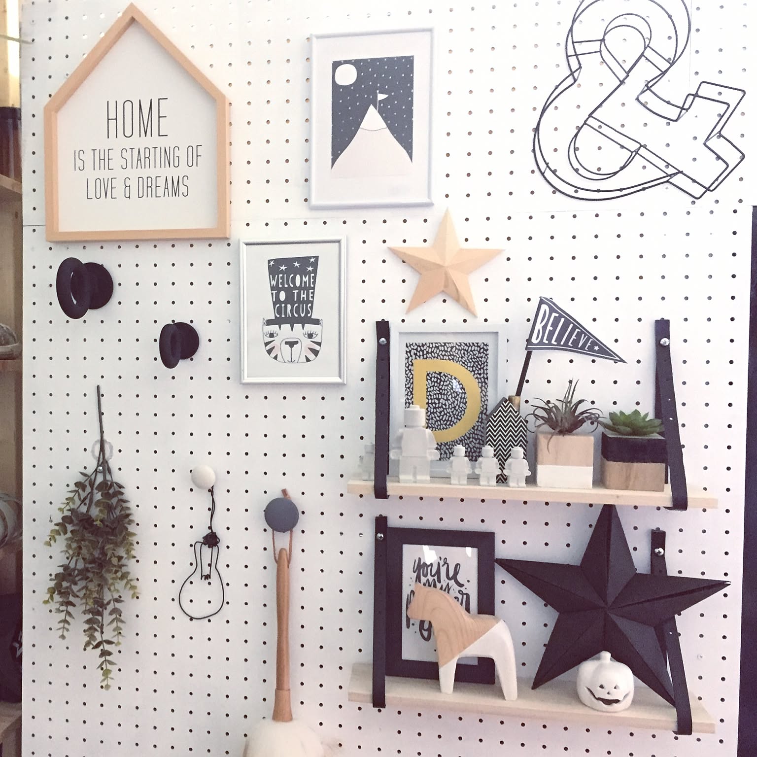 自分流 百均グッズをオシャレに飾るディスプレイボード：deco x llakuromame works