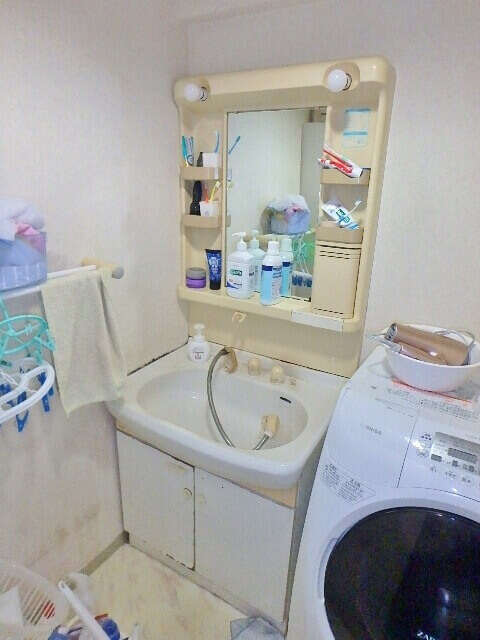 DIYで解決！洗面台横の壁紙をカビや水はねから守る方法おさるのどうぐばこ