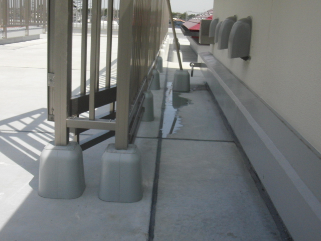 03 北棟 屋上 アルミフェンス設置 – 沖縄の総合建設業 株式会社 太名嘉組