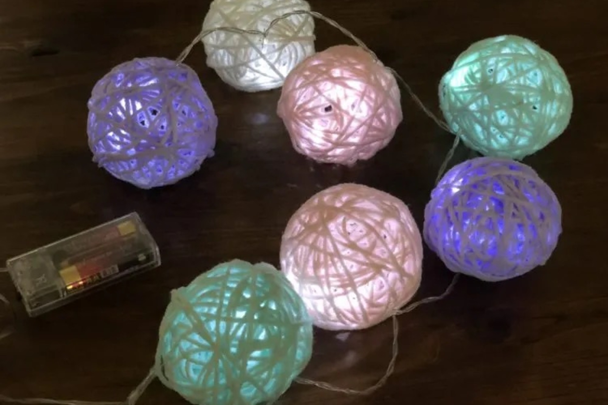 毛糸と風船で手作りするランプシェード、年末にお手軽模様替えはいかが？キナリノ