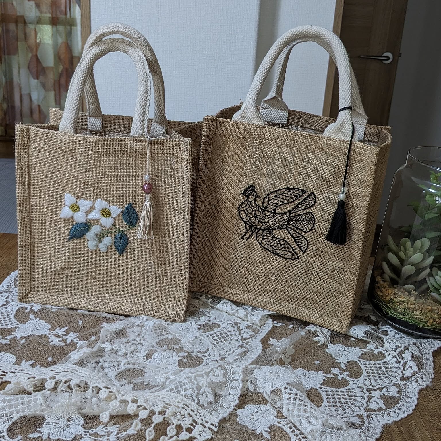 無印良品のジュートマイバッグにレピヤンリボンでアレンジしてみました！ 夏らしい雰囲気になって満足です。 リボンの柄で色々楽しめそうですよね。 このバッグ250円ですが、丈夫なので重い物入れても大丈夫そうです。皆さんもオリジナルバッグを作って楽しんでみて