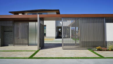 エレガントでかわいい シャッターゲートのある三井ホームの新築外構愛知県名古屋市の外構 エクステリア ・新築外構・お庭⼯事は専⾨ショップディーズガーデンへ