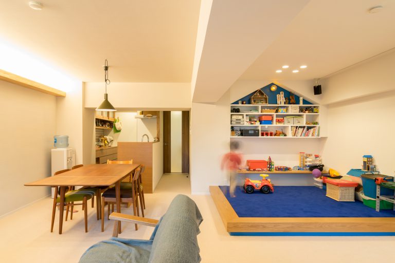 縦長リビングにキッズスペースがある間取り実例6畳〜10畳ほどのリビングをおしゃれに仕切る方法福井の注文住宅・工務店ノークホームズ