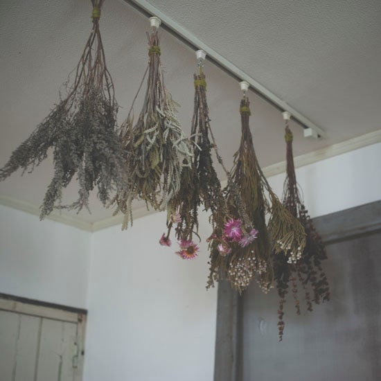 ドライフラワーの吊るし方とは？コツを押さえておしゃれに飾ろう！花と笑顔を暮らしのそばに − はなのわ