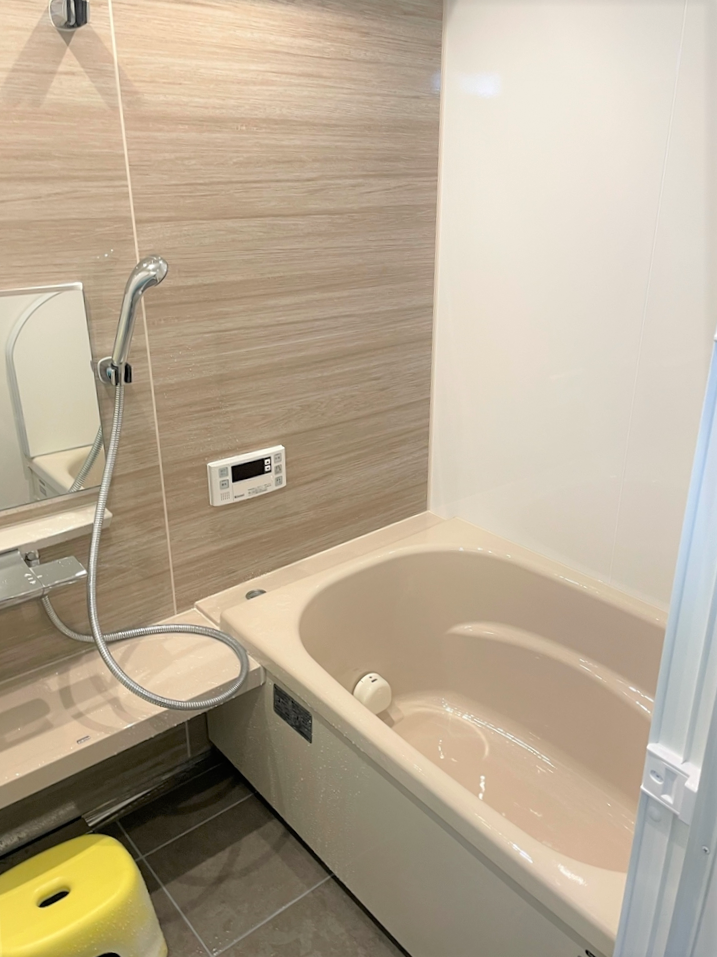 設備お風呂が決まりました！ アイ工務店の標準は ○リクシル システムバスルームAX ○タカラスタンダード リラクシアPタイプ ○TOTOサザナSタイプ だったので、3つともショールームへ足を運び比較しました！ 我が家の求めること ○エプロン掃除しなくていい ○掃除の