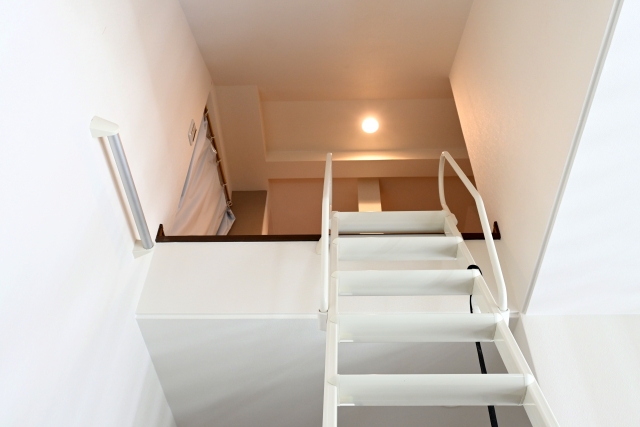 屋根裏収納のメリット・デメリット！使いこなすコツや湿気対策も解説家事オリーブオイルをひとまわし