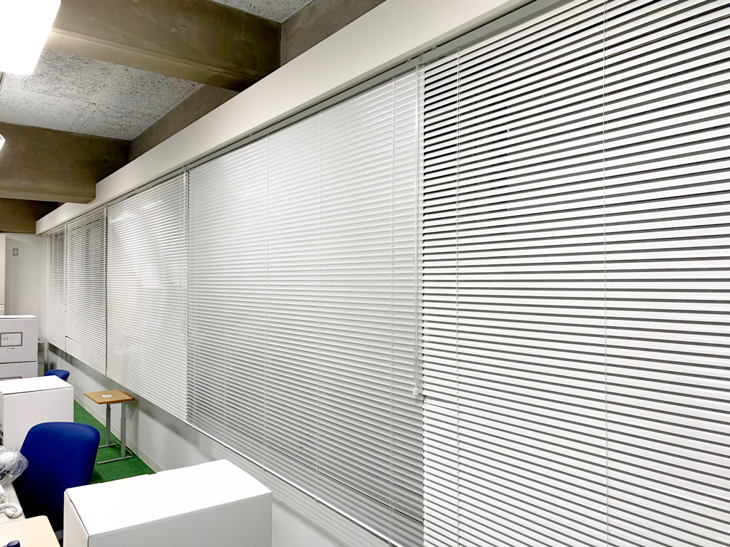 ブラインドで変わるオフィス空間：選び方と活用のコツリリカラ株式会社