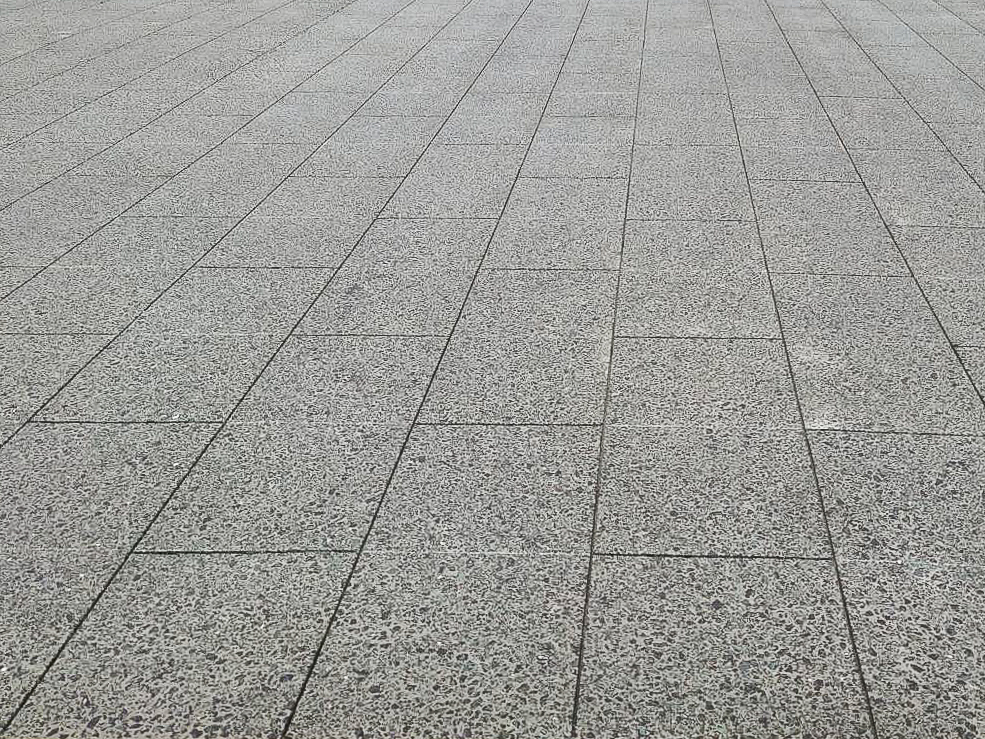 スリット目地をコンクリートで美しく補修鈴鹿市のスタンプ仕上げ施工事例 - 株式会社メイク・プラスター三重県鈴鹿のスタンプコンクリート職人