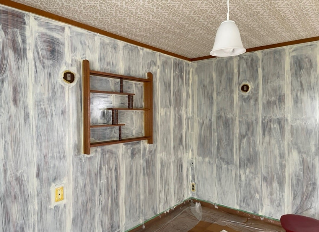 寝室DIY プリント合板の壁にペンキ塗装