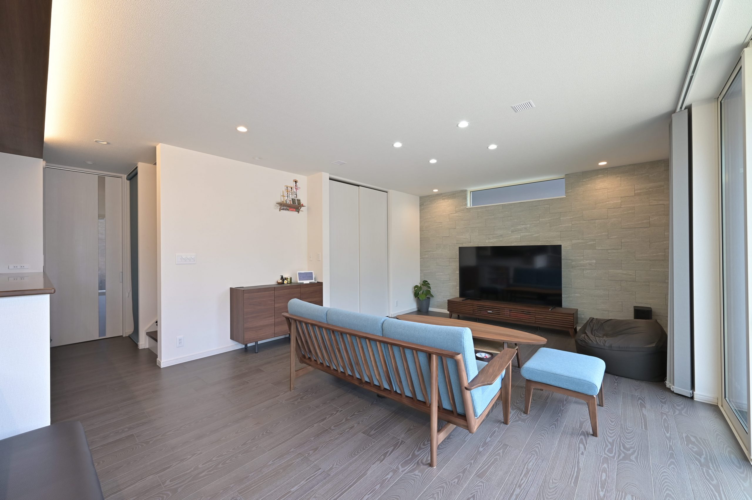 温かみのあるオールドハワイアン「Loco」シリーズ☀️ ハワイの古民家風のお部屋を、自分だけのリゾート空間に✨リゾートっぽくもありミッドセンチュリーの風も感じる、ラタン・フレームのソファがポイント💡 リビングテーブルは、組み合わせて使える蓮のようなラウンド