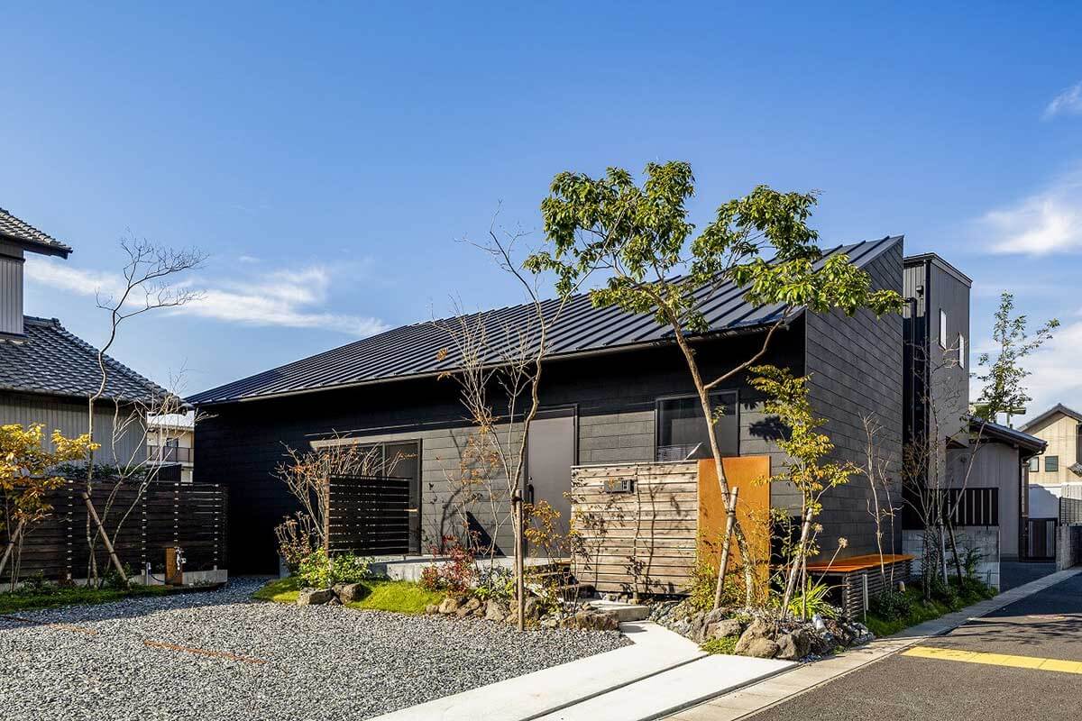 片流れ屋根のおしゃれな外観の平屋を建てたい！建築実例と注意点を紹介注文住宅なら建築設計事務所フリーダムアーキテクツ