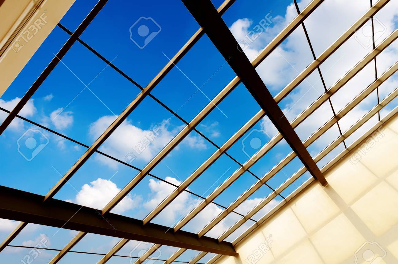 新車で採用増える「ガラスルーフ」 開放感高いが夏は「車内アツすぎ」？ 「ガラス張り天井」で快適を保つ方法は？くるまのニュース