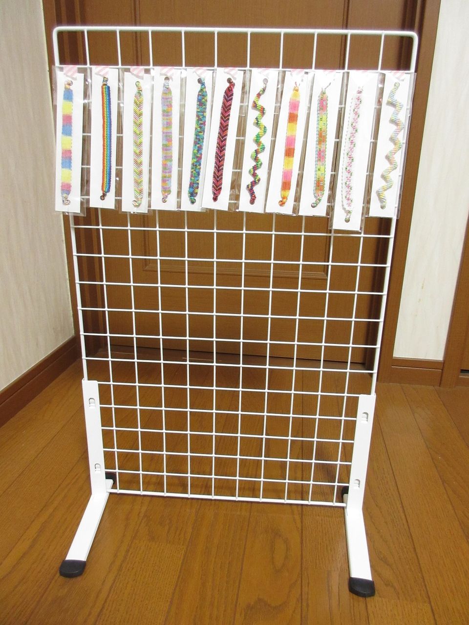 ダイソーのワイヤーネットでサイドテーブルTikTok