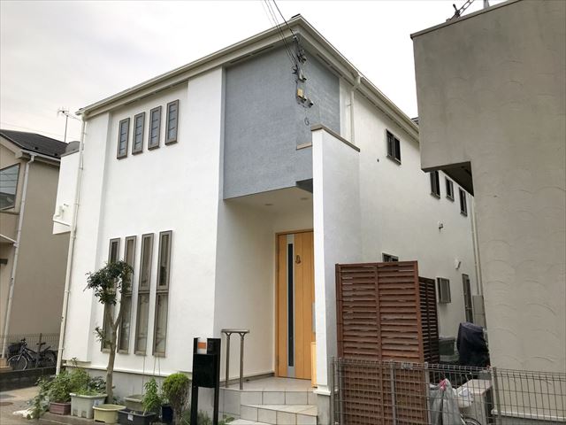 グレーの外壁が生えるウッディモダンエクステリア 千葉県四街道市グレーの外壁が生えるウッディモダンエクステリア 千葉県四街道市│千葉の外構・エクステリア・リフォーム・門塀のご相談は株式会社日本造園土木