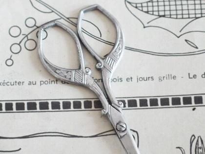 Amazon.co.jp: TUKUMO アンティーク糸きりハサミ 刃先保護カバー付 裁縫ツール 手芸用 裁縫道具ブラック : ホビ