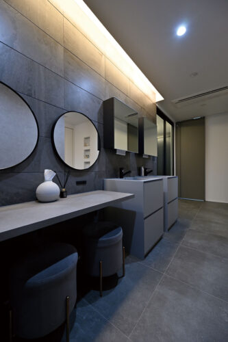 Amazon.co.jp: 洗面化粧台 洗面台 2枚扉 二 三面鏡 セラミック容器シンク冷水＆温水蛇口 ロッカー付 全面収納 浴室の装飾Size: 92cm: DIY・工具・ガーデン