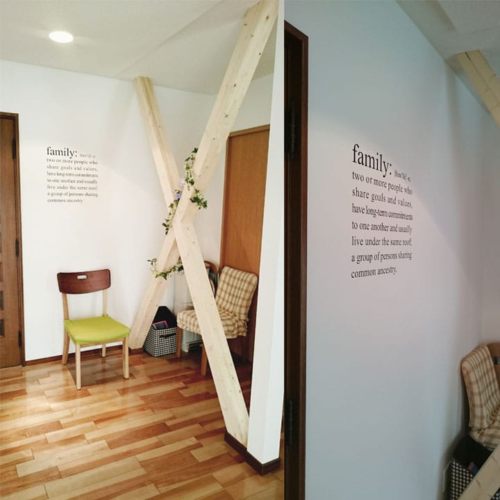 今回のお客様は筋交い祭のLDKを手に入れました🫶 構造上取れない筋交いは表しにしてきれいに塗装❗️ インテリアとしておしゃれにレイアウト。お部屋のアクセントになり、とってもいい感じ❤️ ホールからの目隠しにもなるので丸見えにならず 安心ですね。大変身しました