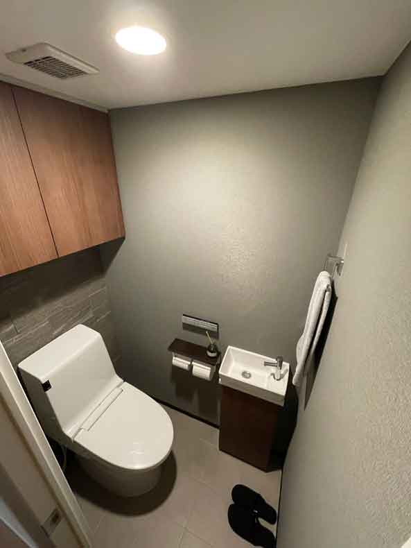 トイレは白ですが床をグレー、もう一つは壁をグレーにしたバージョン。こちらもお若い世代のお宅で、どちらともトイレと内装のリフォーム後の写真です。TOTOトイレ ＃ピュアレストお洒落なトイレリフォーム入間市所沢市狭山市飯能市