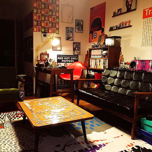 こだわり部屋FILE から１k×一人暮らしインテリアをご紹介！ キリムのラグがアクセントのシンプルインテリア』👦 部屋で一番好きな場所はダイニングで、朝コーヒーを飲みながら窓の外を見るのが至福の時間なんだそう☕ 一人暮らしだからこそゆっくりできるリラックス空間