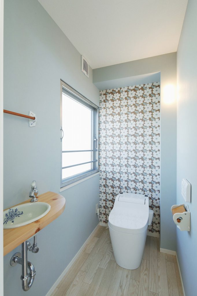 壁紙がおしゃれなトイレリフォームの事例おしゃれなデザイン・色の選び方、壁紙の機能など解説「超断熱・超換気」の快適リフォームなら土屋ホームトピア