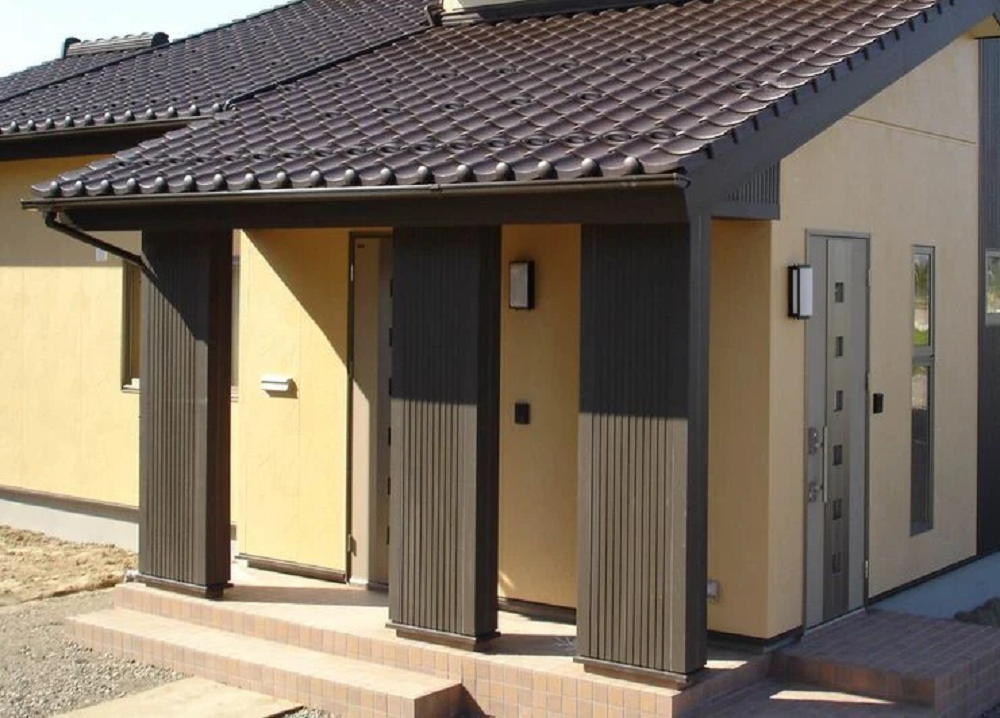 ⌂ <個性的な色のおしゃれな平屋> ・ 同系色のタイル貼りの外壁がおしゃれで、住む人の思い入れを感じます ・ シンボルツリーもきれいに見えますね！・ @hiraya__55 から他の投稿もご覧