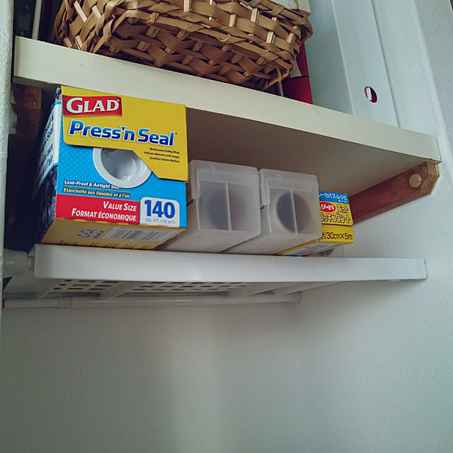 山崎実業、冷蔵庫横にラップを収納できるペーパーホルダー。レンジフード活用ラックも - 家電 Watch