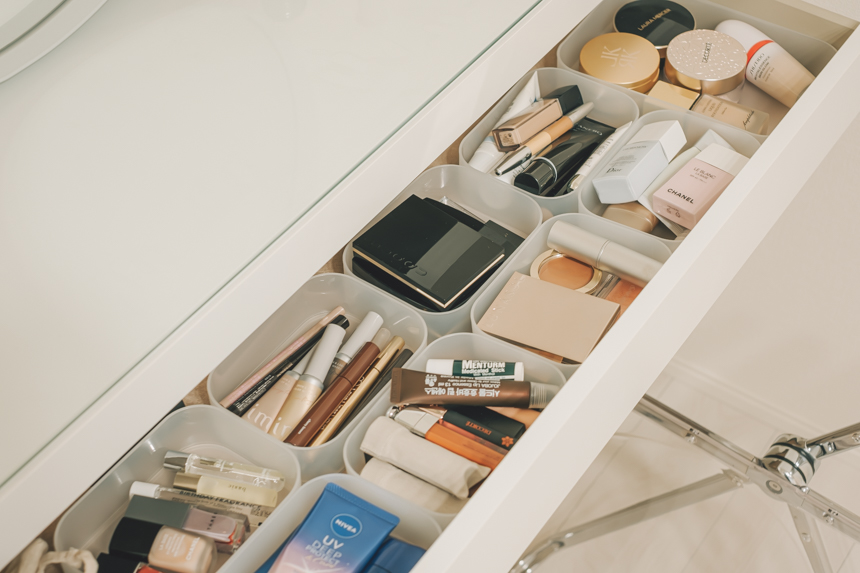 ドレッサー 化粧台 棚 ナイトテーブル ベッドサイドテーブル キャスター付き テーブル 引き出し 収 - メルカリ