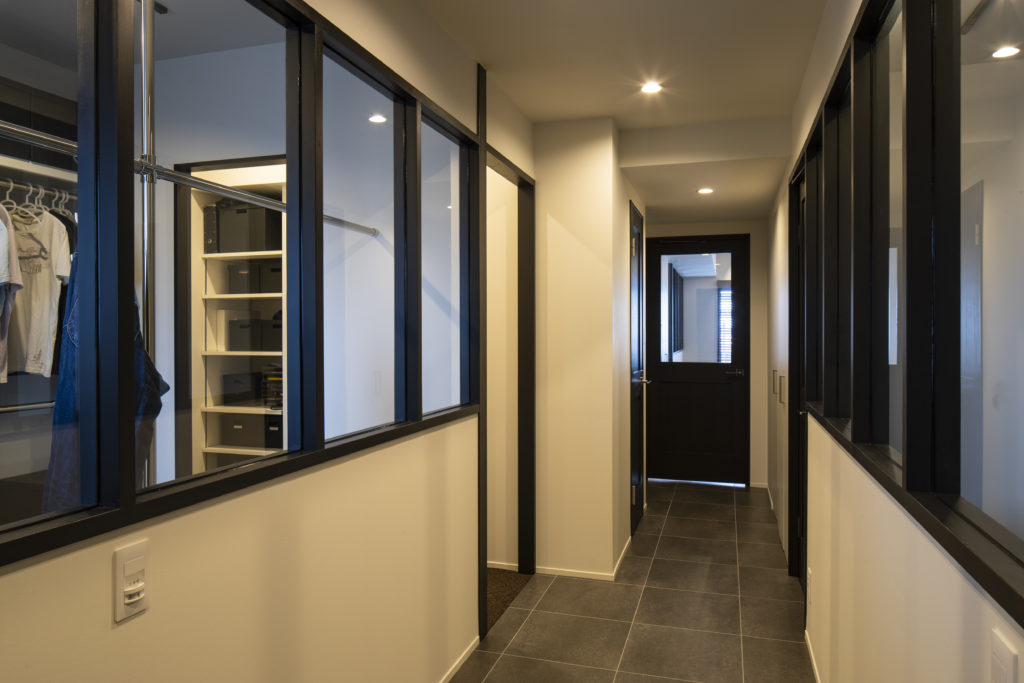 廊下の壁・天井クロスを貼り替えておしゃれな玄関 神戸市長田区マンション事例株式会社福富建設