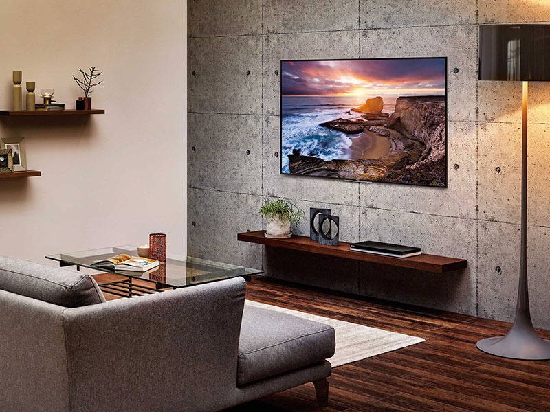 造作で作った壁掛けテレビ用の壁。 裏にはご主人様の趣味のディスプレイ棚。 広々リビングにはこだわりがいっぱいです😆 男前インテリアオシャレな家かっこいい家にしたいこだわりインテリアかっこいいねリビングシャンデリア造作テレビボード石