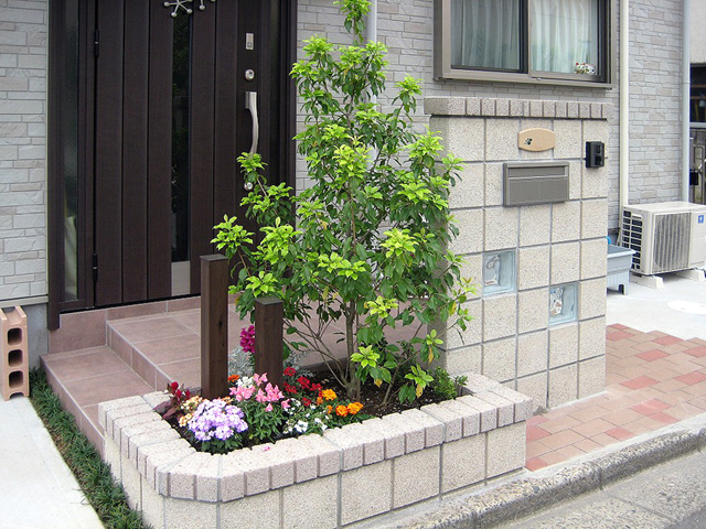 玄関前の庭千葉県 東京都の造園 植栽 庭施工造園業専門店 新美園