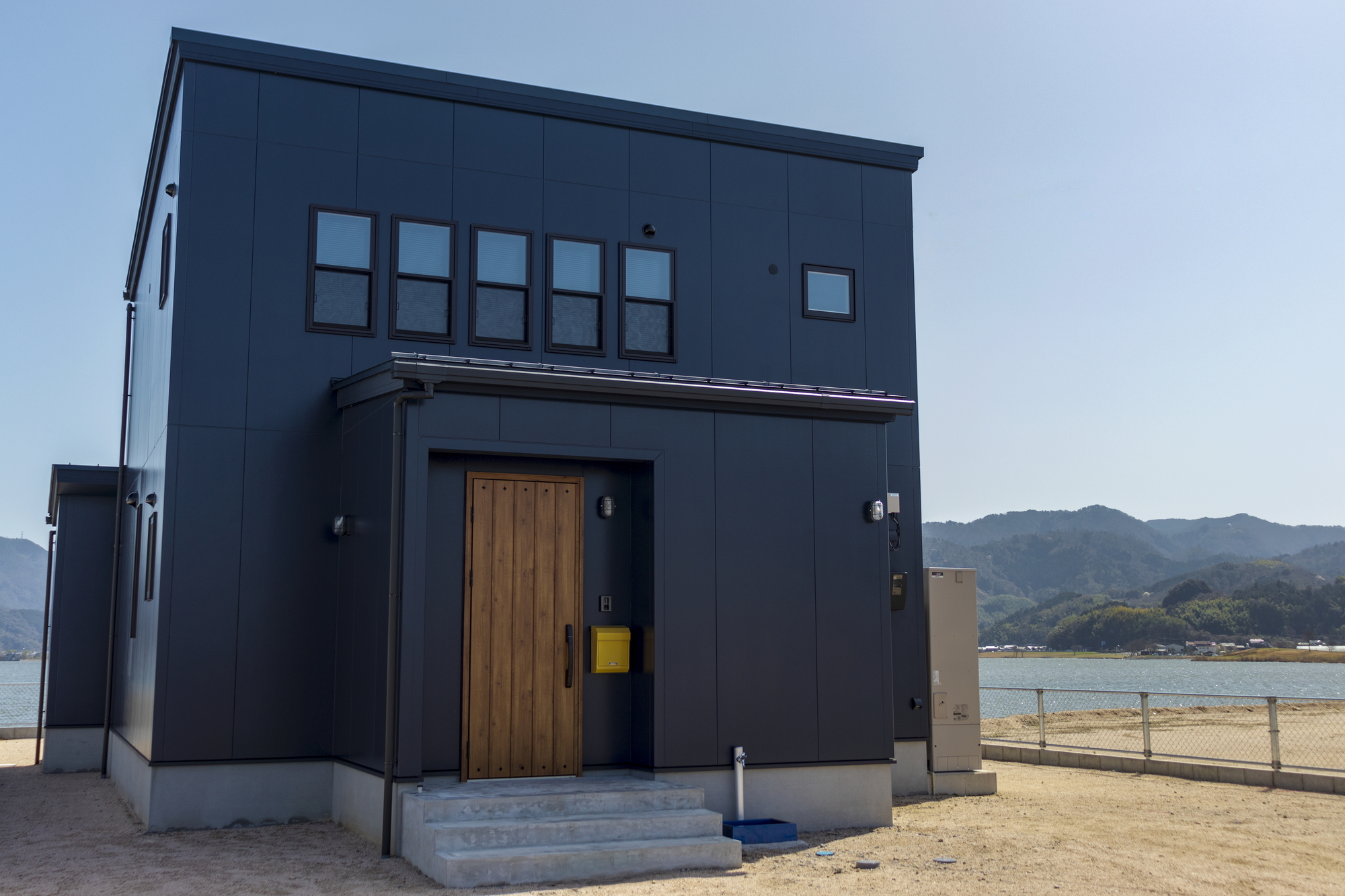 注文住宅、黒い外観にすると後悔しやすい？メリット・デメリットを徹底解説住まいづくりに役立つ情報サイト「home tag」