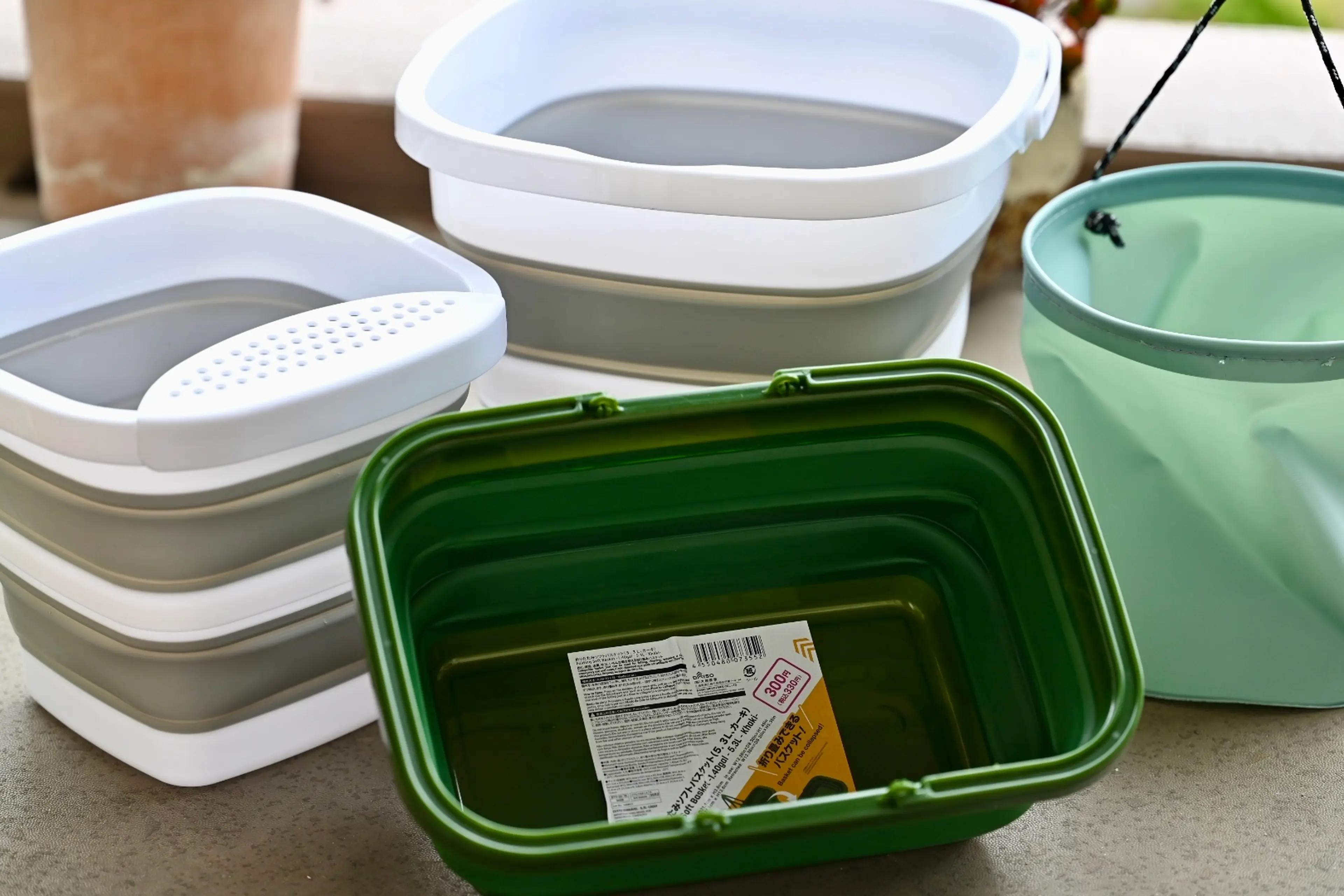 ダイソー鬼コスパバスグッズ⁡ ⁡ ⁡ ⁡ ⁡ ⁡ ⁡⁡ ⁡ ⁡ ⁡ダイソーで購入した⁡洗面器ホルダーと⁡ ⁡クリアタイプの洗面器と手桶の⁡⁡クオリティがすごかったです🥺✨⁡ ⁡ ⁡ ⁡⁡ いつもあちこち置いていた⁡ ⁡洗面器と手おけの居場所が⁡ ⁡壁にできたのはもちろんだけど⁡ ⁡⁡この