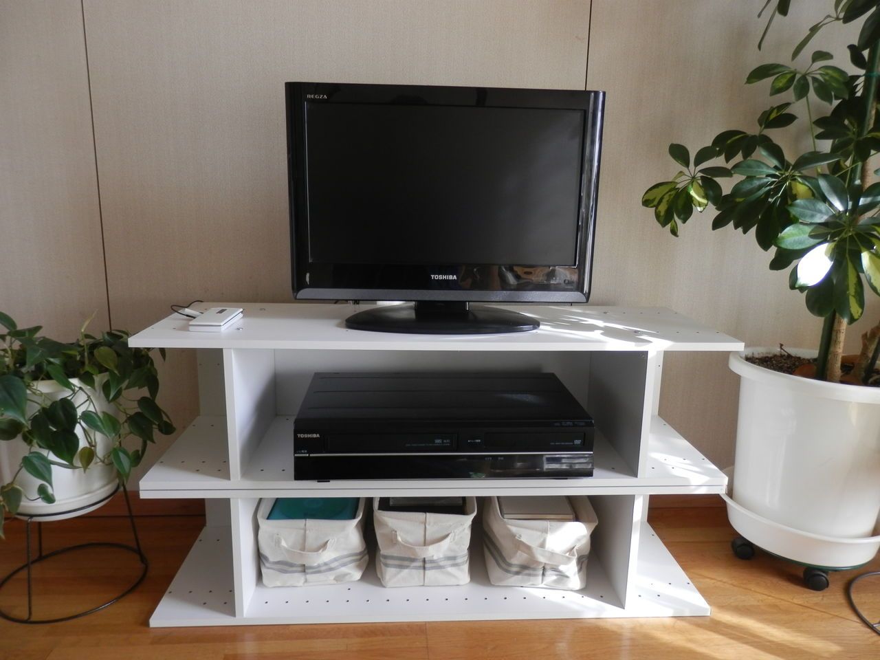 DIY カラーボックスをテレビ台として活用！ケーブルを綺麗に収納する方法を紹介