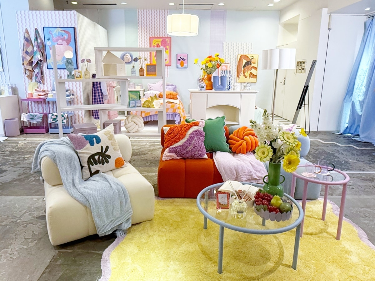 カラフルなアイテムを飾り付けた魅せるカワイイ寝室コーデ公式 LOWYA ロウヤ家具・インテリアのオンライン通販