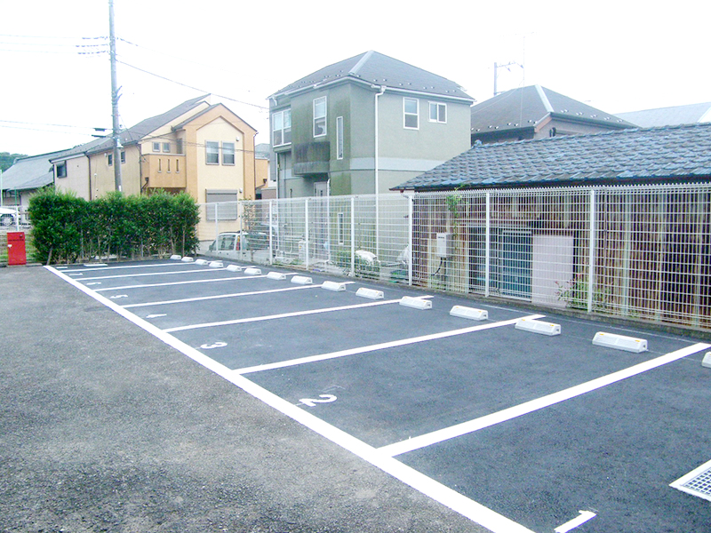 グレー系色の舗装材が落ち着きを感じさせるエクステリア 郡山市Ａ様邸